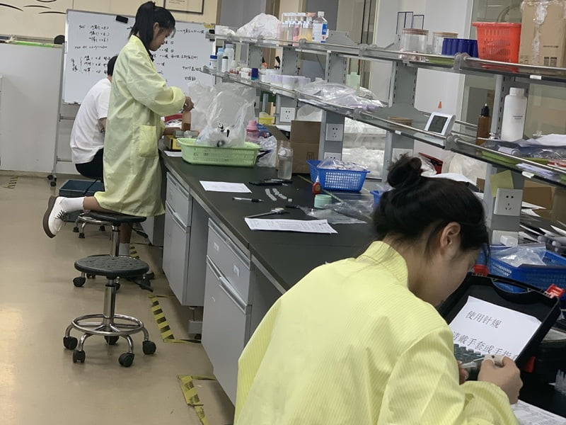 Cosmetic packaging compatibility testing for high essential oil formulas