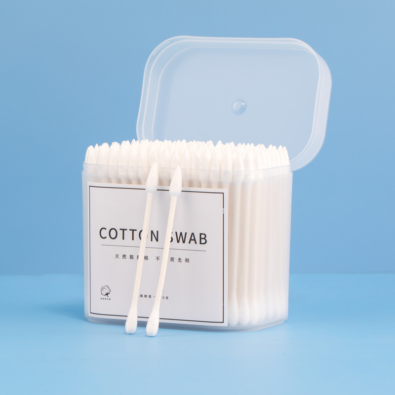 Lint-free cosmetic swabs on bamboo shafts
