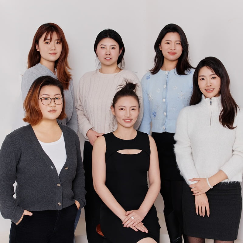 International Sales and Compliance Team for Cosmetic Packaging