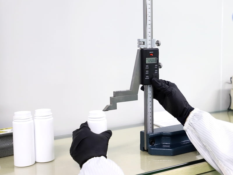 Precise dimensional and thickness measurement of glass cosmetic bottles
