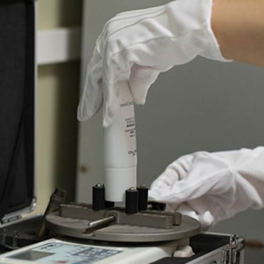Torque testing equipment ensuring secure closure of cosmetic packaging