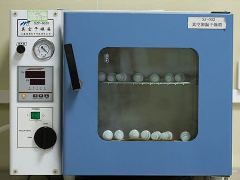 Vacuum leak testing chamber for cosmetic jars and airless pumps