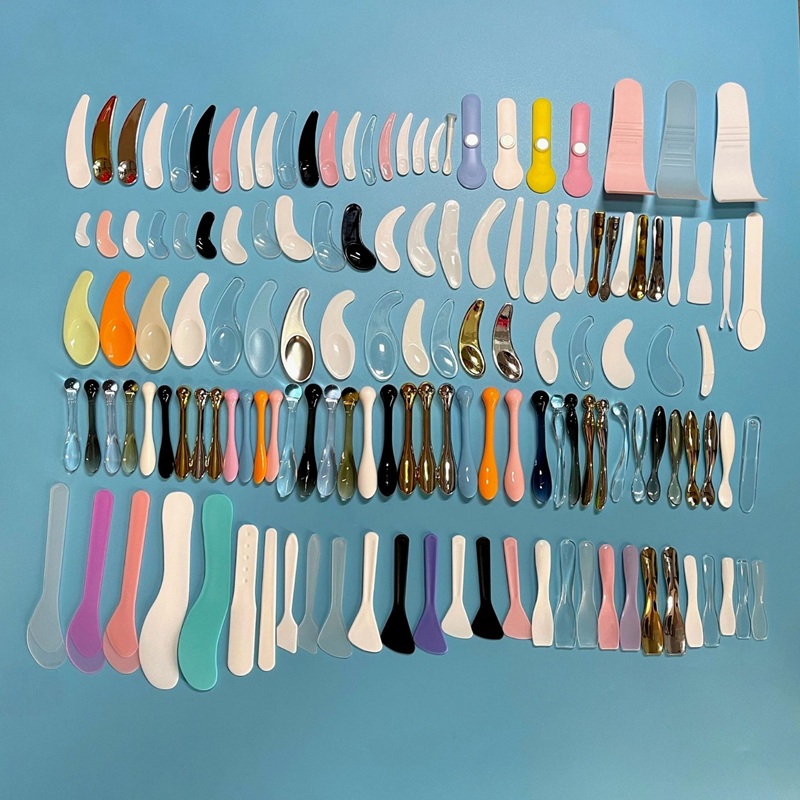 Zinc alloy and plastic cosmetic spatulas