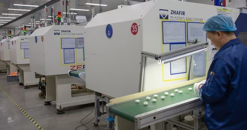 Injection molding equipment and packaging components on a conveyor